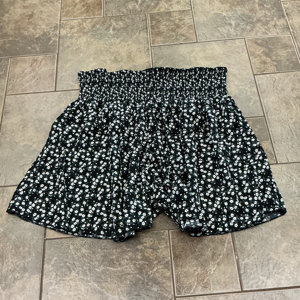 💰Make an offer, bundle and save💰 Floral Black and White High-Waisted Shorts